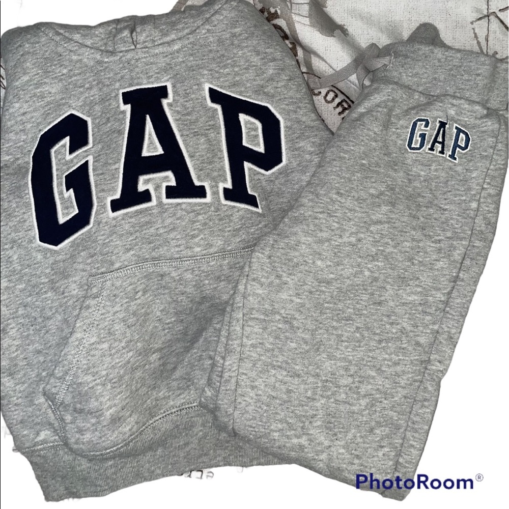 Toddler Boys Gap Sweatsuit! Size 4 years!! Perfect winter/spring transition